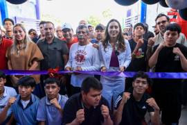 La senadora Cecilia Guadiana durante su recorrido por las áreas remodeladas del gimnasio.