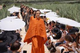 Modelos lucen prendas del diseñador mexicano Kris Goyri, durante las actividades del Mercedes-Benz Fashion Week en el municipio de Mitla, estado de Oaxaca (México).