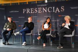 El cinematógrafo francés Philip Lozano (i), el actor argentino Alberto Ammann (i-c), la actriz mexicana Yalitza Aparicio (c-d) y el director mexicano Luis Mandoki (d) en una conferencia de prensa en CDMX.