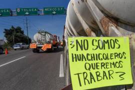 Piperos bloquearon de manera parcial ambos sentidos de la carretera México-Toluca a la altura de las Plazas Outlet, dejando solo libre un carril en ambos sentidos para la circulación, exigen audiencia con las autoridades estatales para que los dejen trabajar, después de que se llevó a cabo la Operación Caudal en 48 municipios del Estado de México, en donde fueron asegurados varios pozos y pipas por Lucro Ilícito del Agua.