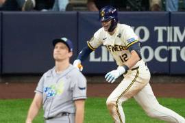 Sal Frelick conectó el jonrón que empató el encuentro, mientras Cooper Pratt impulsó la carrera de la victoria que puso a Milwaukee 2-0 en la Serie Mundial.