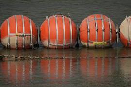 Boyas utilizadas como barrera están encadenadas a lo largo del centro del Río Grande, el lunes 21 de agosto de 2023, en Eagle Pass, Texas.