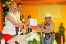 La ceremonia de entrega de certificados reunió a estudiantes que retomaron sus estudios para alcanzar una meta académica.