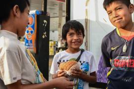 MÉXICO, D.F., 09DICIEMBRE2014.- Niños que trabajan como limpiavidrios, cartoneros, D.F., etc. Los niños y niñas que realizan trabajos urbanos están expuestos a las peores formas de trabajo infantil, la explotación sexual y el consumo y tráfico de estupefacientes. En la ciudad de México más de 100 mil niños trabajan en las calles, la mayoría no asiste a la escuela y pasan mas de 10 horas trabajando. FOTO: ISABEL MATEOS /CUARTOSCURO.COM