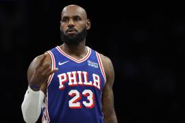 LeBron James sumó 10 puntos, cinco asistencias y cuatro rebotes en su debut con 76ers, que cayó 114-108 frente a Nets.