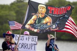 Partidarios de Donald Trump protestan frente a la residencia de Trump en Mar-a-Lago, por el cateo llevado a cabo por el FBI a la mansión del expresidente en Palm Beach, Florida.