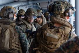 Una imagen de un video proporcionado por el Comando Central de Estados Unidos muestra a marineros e infantes de marina estadounidenses a bordo del USS Tripoli, que ha llegado a Oriente Medio.