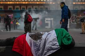Durante la jornada de ayer, grupos de manifestantes saquearon comercios, causaron destrozos y arrojaron piedras y petardos en inmediaciones del Zócalo.