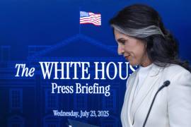 La directora de Inteligencia Nacional de Estados Unidos, Tulsi Gabbard, se retira tras responder a preguntas de los medios de comunicación durante una conferencia de prensa en la Casa Blanca en Washington.