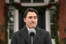 El primer ministro de Canadá, Justin Trudeau, hace un anuncio afuera de Rideau Cottage en Ottawa el lunes 6 de enero de 2025.