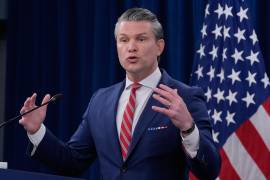 El secretario de Guerra de Estados Unidos, Pete Hegseth habla con miembros de la prensa este martes 5 de mayo para explicar la situación en Irán.