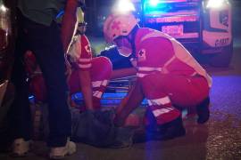 Paramédicos de la Cruz Roja trasladaron al menor al Hospital Materno Infantil tras sufrir una presunta fractura.