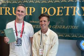 Ian Pratt (i) y Gregory Woodman dos “recolectores” (como se autodenominan) del libro ‘Trump Poetry: The greatest poet of our generation’ (‘Trump: el mejor poeta de nuestra generación’).