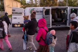 Niños que son ciudadanos de EU suben a una camioneta a principios de febrero antes de tomar un vuelo desde Fort Lauderdale, Florida, hacia Guatemala, para reunirse con sus padres quienes fueron deportados.