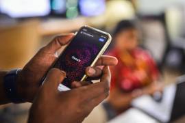 Un empleado utiliza la aplicación Threads recientemente presentada en un teléfono móvil Android en una empresa de diseño en Chennai, India.