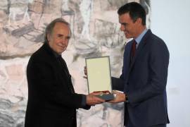 El presidente del Gobierno, Pedro Sánchez, durante el acto de imposición de la Gran Cruz de la Orden Civil de Alfonso X el Sabio a Joan Manuel Serrat. EFE/Fernando Alvarado