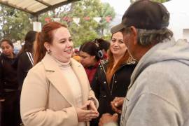 La alcaldesa Ana Karen Sánchez Flores encabezó el arranque del programa “Cobijando a Arteaga”, que contempla la entrega de 8 mil cobertores.