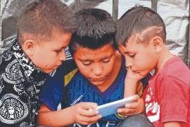 El secretario de Educación Pública, Mario Delgado, ha advertido que su utilización excesiva puede modificar los patrones de sueño y exponer a niños y adolescentes al ciberacoso.