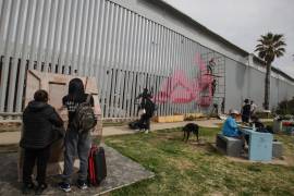 MEX9381. TIJUANA (MÉXICO), 24/02/2024.- Artistas pintan con colores el nuevo muro instalado en la frontera con Estados Unidos para protestar por la renovación de la pared y por la crisis migratoria que se vive en la zona este sábado, en Tijuana (México). Javier Salazar Rojas, conocido como Deported Artist, en coordinación con la organización Amigos del Parque Binacional, fue quien llevó a cabo esta intervención de protesta en el muro, y compartió con EFE que el propósito es también plasmar las historias de migrantes y deportados, como fue su caso. EFE/ Joebeth Terríquez