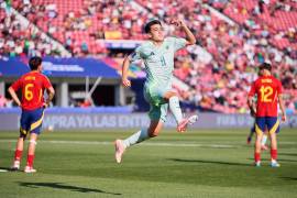 Gilberto Mora festeja uno de sus goles ante España; el delantero de 16 años fue la figura del empate de México en el Mundial Sub-20 de Chile.