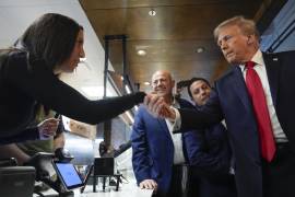 El candidato presidencial republicano y expresidente Donald Trump saluda a la gente durante su visita a The Great Commoner, el pasado viernes 1 de noviembre de 2024, en Dearborn, Michigan. FOTO: AP.