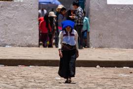 Una mujer indígena camina en el municipio de Zinacantán, estado de Chiapas (México).