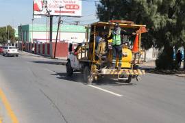 La aplicación de pintura blanca mejora el flujo vehicular y la visibilidad, especialmente en horas pico, lluvia y horarios nocturnos.