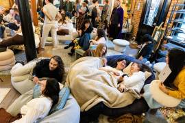 Abrazos en el Simposio del Amor, en The Commons, San Francisco, 15 de noviembre de 2025.