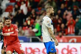 Sergio Ramos la quiso hacer de crack y no le salió, pues erró el penalti contra el Toluca.