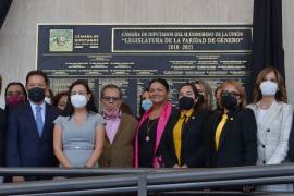 Pese a que los partidos políticos presumen fomentar la paridad, no han obligado a sus legisladores en los estados a acelerar las reformas.