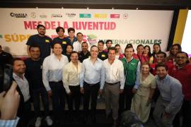 El gobernador Manolo Jiménez Salinas entregó las Súper Becas Internacionales 2026 a jóvenes coahuilenses.