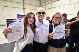 La aspirante fue acompañada por el dirigente estatal del PRI, Carlos Robles Loustaunau.