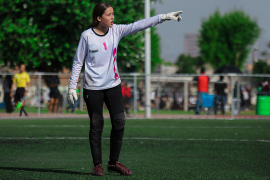 La joven futbolista combina escuela y entrenamientos, mostrando el equilibrio entre la formación académica y deportiva.
