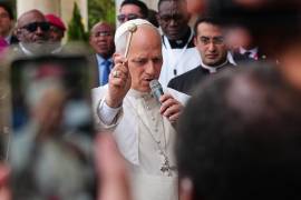 El papa León XIV bendice a los fieles en la basílica de la Inmaculada Concepción en Mongomo, Guinea Ecuatorial, el miércoles 22 de abril de 2026.