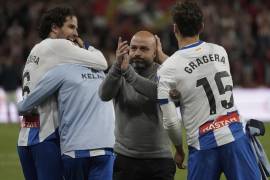 Manolo González, entrenador del Espanyol saluda a su afición junto a los jugadores que celebran la victoria ante el Sporting.