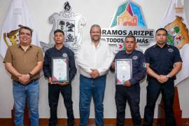 Autoridades municipales entregaron reconocimientos y estímulos económicos a los dos agentes.
