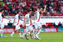 Atlas venció 2-1 a Chivas en el primer duelo del Play-In del Apertura 2024, asegurando su lugar en la siguiente fase y dejando fuera a su histórico rival.