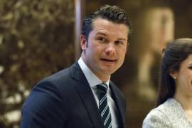 Pete Hegseth camina hacia un elevador para reunirse con el presidente electo Donald Trump en la Torre Trump de Nueva York. FOTO: AP.