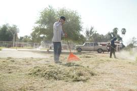 Cuadrillas municipales de Sabinas, Coahuila, realizaron labores de limpieza y retiro de maleza en las instalaciones del CBTis 20, luego de los reportes de padres de familia.