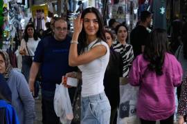 Gente comprando en el bazar tradicional de Tajrish, en el norte de Teherán, Irán, el lunes 15 de junio de 2026.