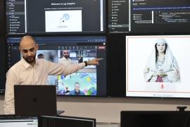 Enio Kaso, jefe del Departamento de Inteligencia Artificial y Licencias de Criptomonedas, muestra al ministro de IA Diella, cuyo nombre significa “Sol” en albanés, durante una conferencia telefónica en Tiran.