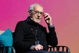 En esta foto proporcionada por Bergamo Scienza 2026, el físico Francis Halzen habla durante una presentación sobre el Observatorio de Neutrinos IceCube en el festival de ciencia BergamoScienza.