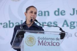Integrantes de la Alianza para la Defensa de la Pensión y el Patrimonio se manifestaron afuera del CBTis 190, que Sheinbaum iba a inaugurar.