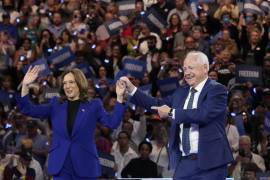 La candidata presidencial demócrata, la vicepresidenta Kamala Harris, y su compañero de fórmula, el gobernador de Minnesota Tim Walz, aparecen en el Foro Fiserv durante un mitin de campaña en Milwaukee.