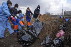 Tumba. Con las morgues atestadas y una gran cantidad de cadáveres abandonados en viviendas y calles,las autoridades municipales decidieron que no podían esperar para realizar entierros.