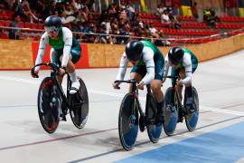 Luz Daniela Gaxiola, Yuli Verdugo y María José Vizcaíno celebran el oro de México en velocidad por equipos durante el Campeonato Panamericano de Ciclismo de Pista Santiago 2026.