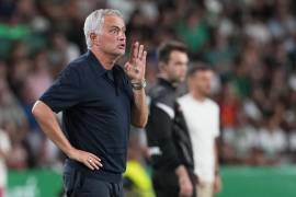 José Mourinho cuestionó las decisiones arbitrales durante el derbi y mostró dos jugadas que, desde su perspectiva, merecían tarjeta roja.