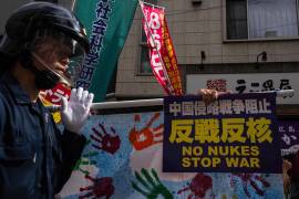 Agentes de policía observan durante una protesta en el 80.º aniversario del bombardeo atómico en Hiroshima.