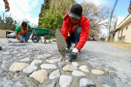 El Gobierno Municipal de Arteaga inició trabajos de rehabilitación en el empedrado de la avenida Román Cepeda, una de las vialidades más representativas del primer cuadro del municipio.