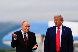 El presidente de Estados Unidos, Donald Trump, y el presidente de Rusia, Vladímir Putin, hablan el 15 de agosto de 2025 en la base Elmendorf-Richardson, Alaska.